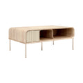 **Stół kawowy z naturalnego drewna z otwartą przestrzenią na książki**